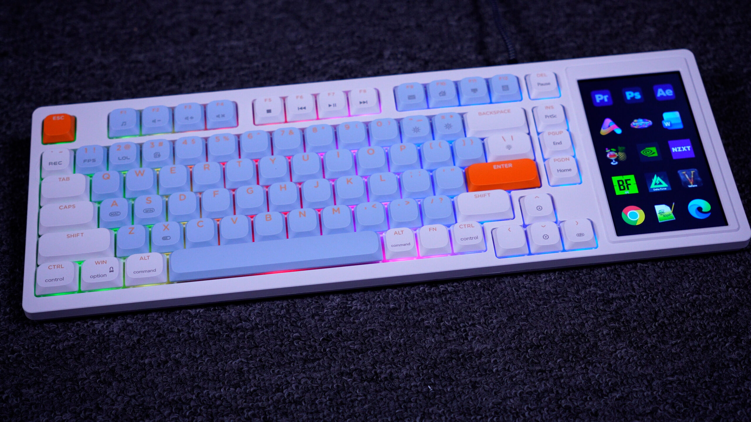 AJAZZ AKP815 sobre superficie de escritorio