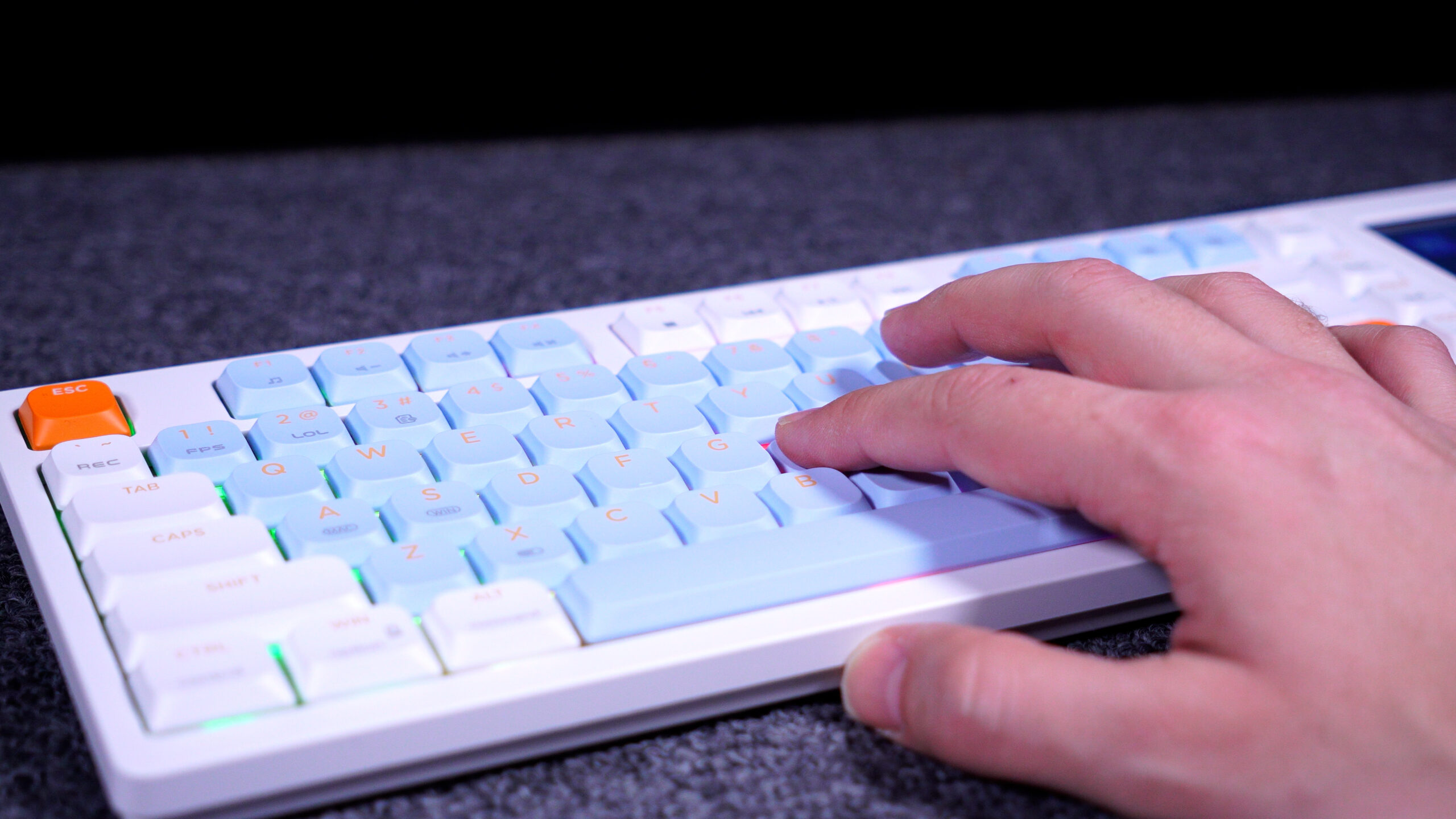 Mano usando el teclado AJAZZ AKP815