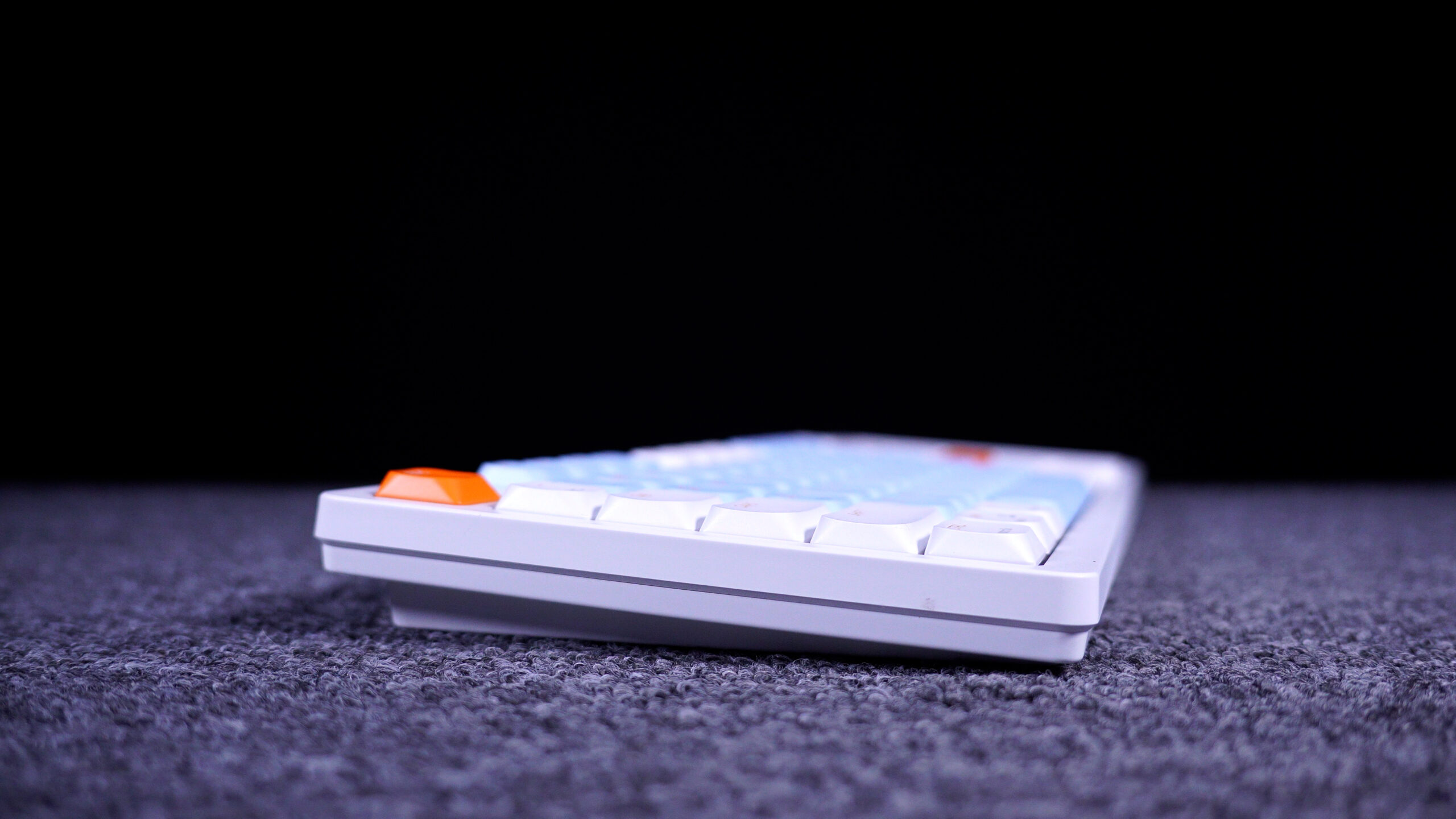 Vista lateral del teclado AJAZZ AKP815