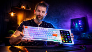 Persona mostrando el teclado AJAZZ AKP815