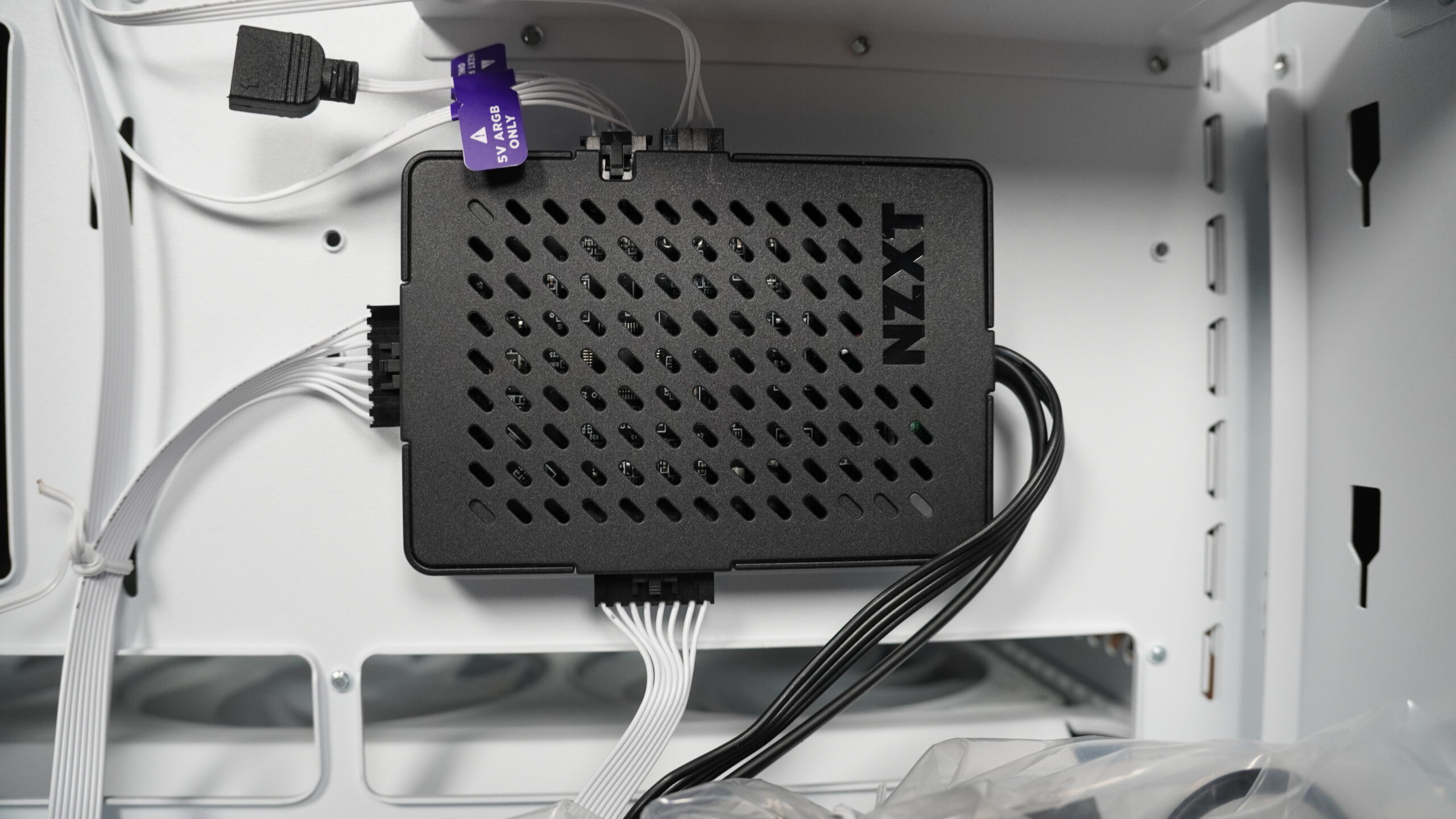 Gabinete NZXT H6 RGB+ Review: ¿Vale la pena para tu setup? 6 Controlador RGB