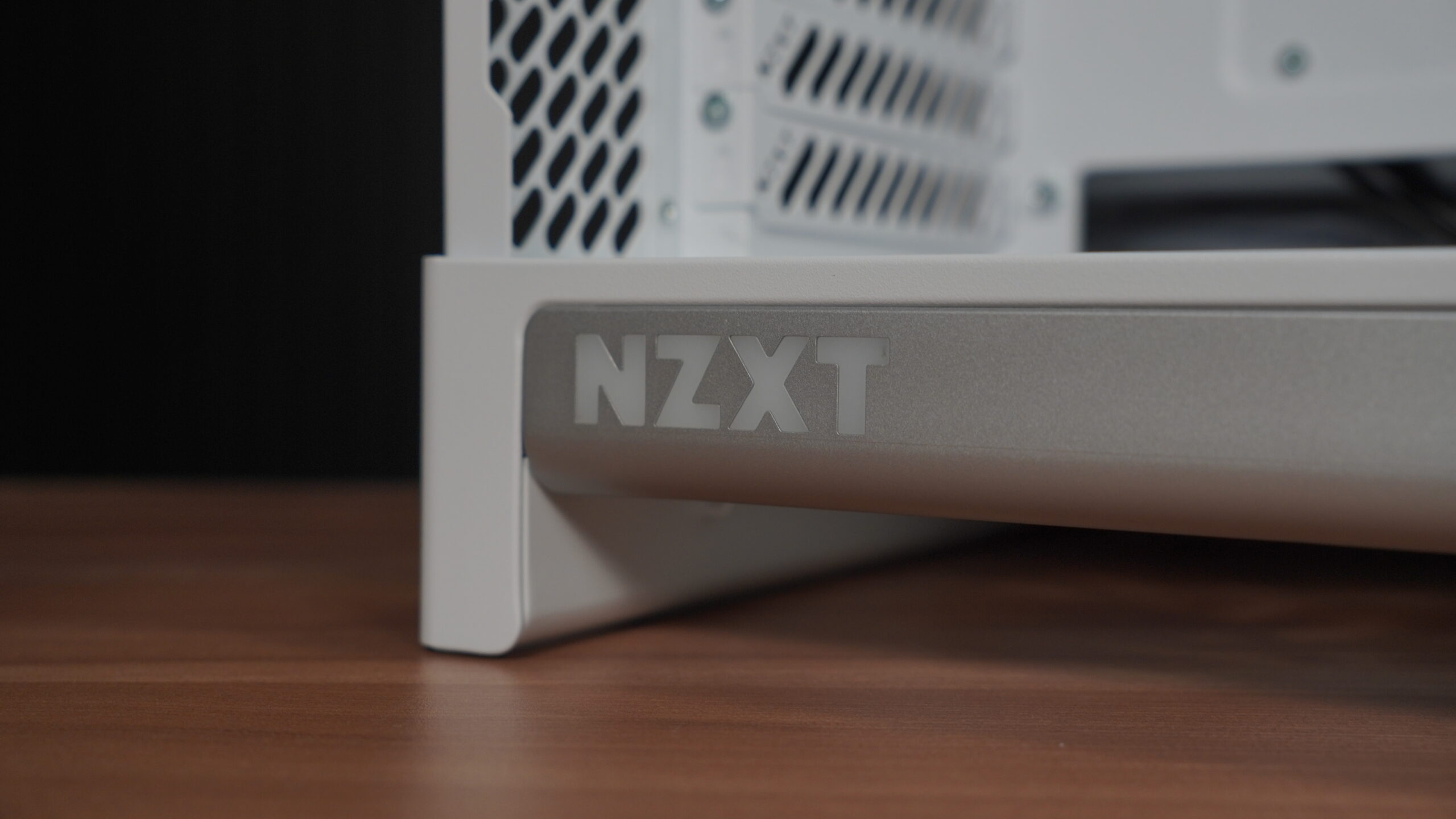 Gabinete NZXT H6 RGB+ Review: ¿Vale la pena para tu setup? 7 Detalle marca