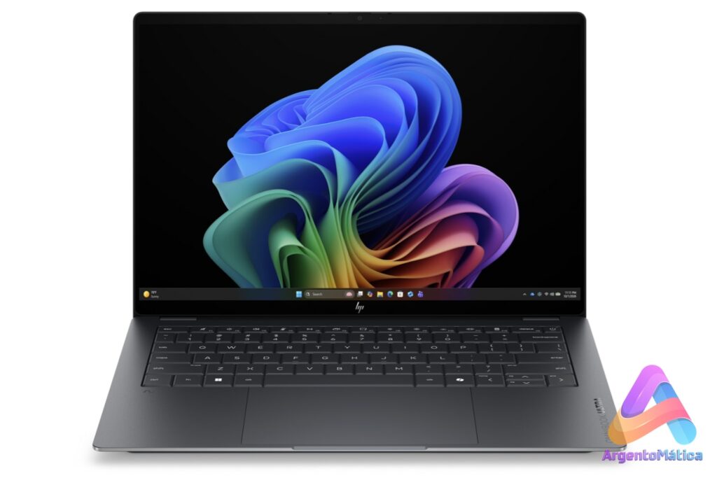 Laptop HP OmniBook Ultra 14 con diseño moderno sobre un escritorio.