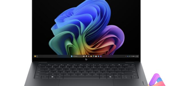 Laptop HP OmniBook Ultra 14 con diseño moderno sobre un escritorio.