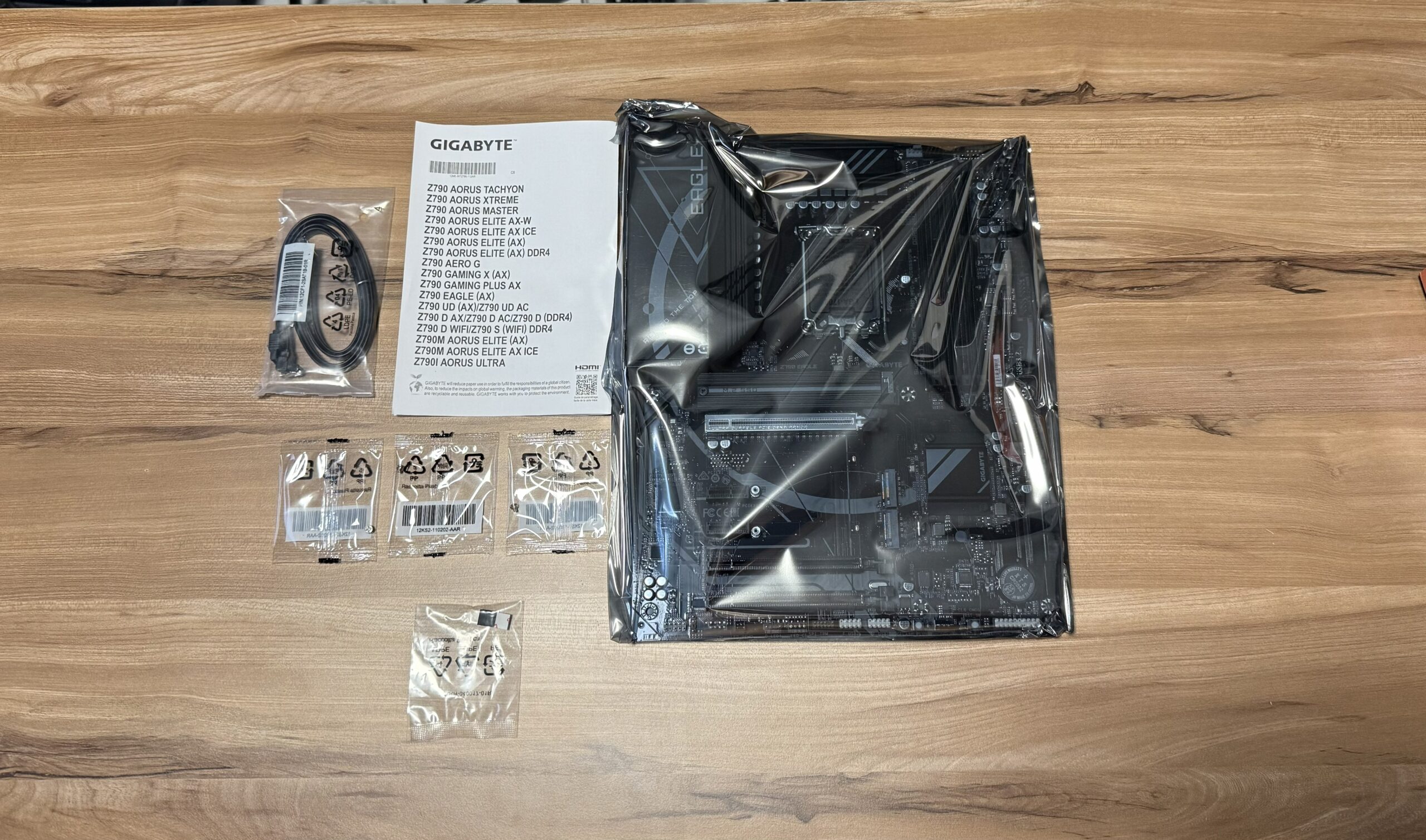 2 cables SATA, Tornillos para los SSD M.2 1, Paquete de almohadillas de goma para M.2 de distintos grosores, Manual de usuario